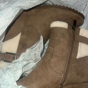 Women’s size 7.5 boots worn once like new